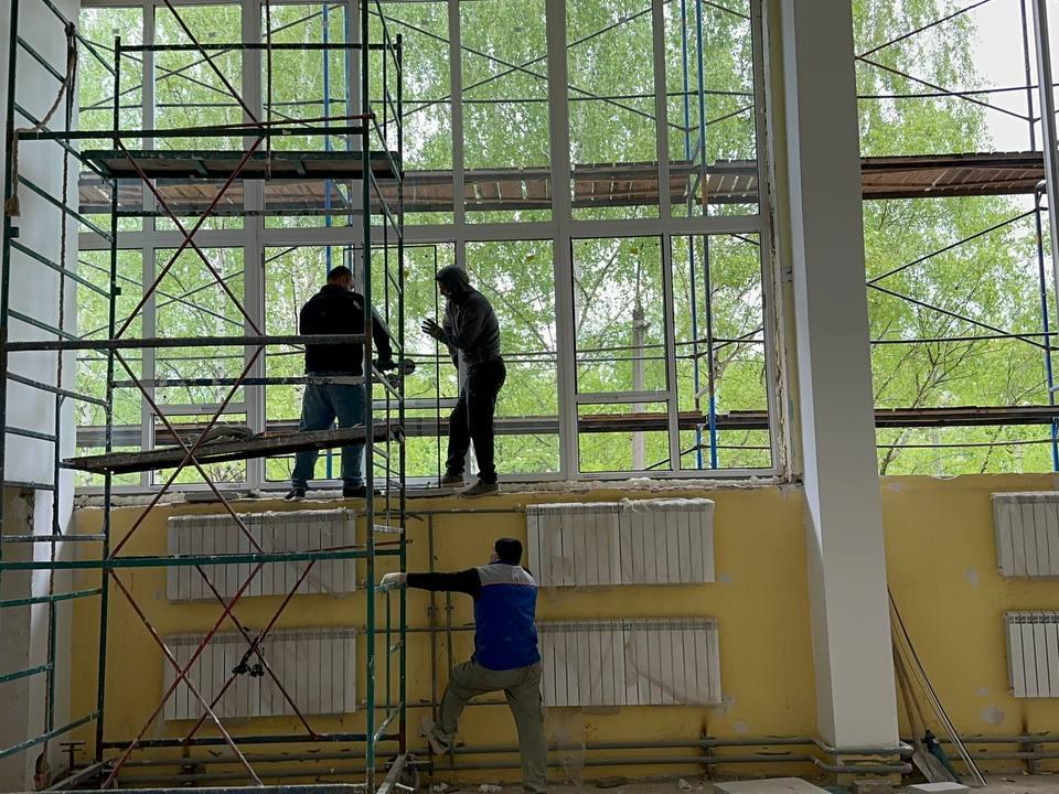 Рабочие почти закончили ремонт спортзала в домодедовском лицее №3