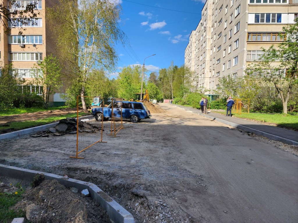 На Коммунистической улице асфальтируют дорожки и устанавливают детскую площадку
