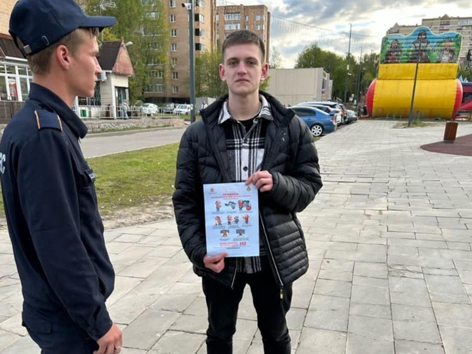 Спасатели провели беседы с жителями Пушкинского округа о рисках пожаров на природе и дачах