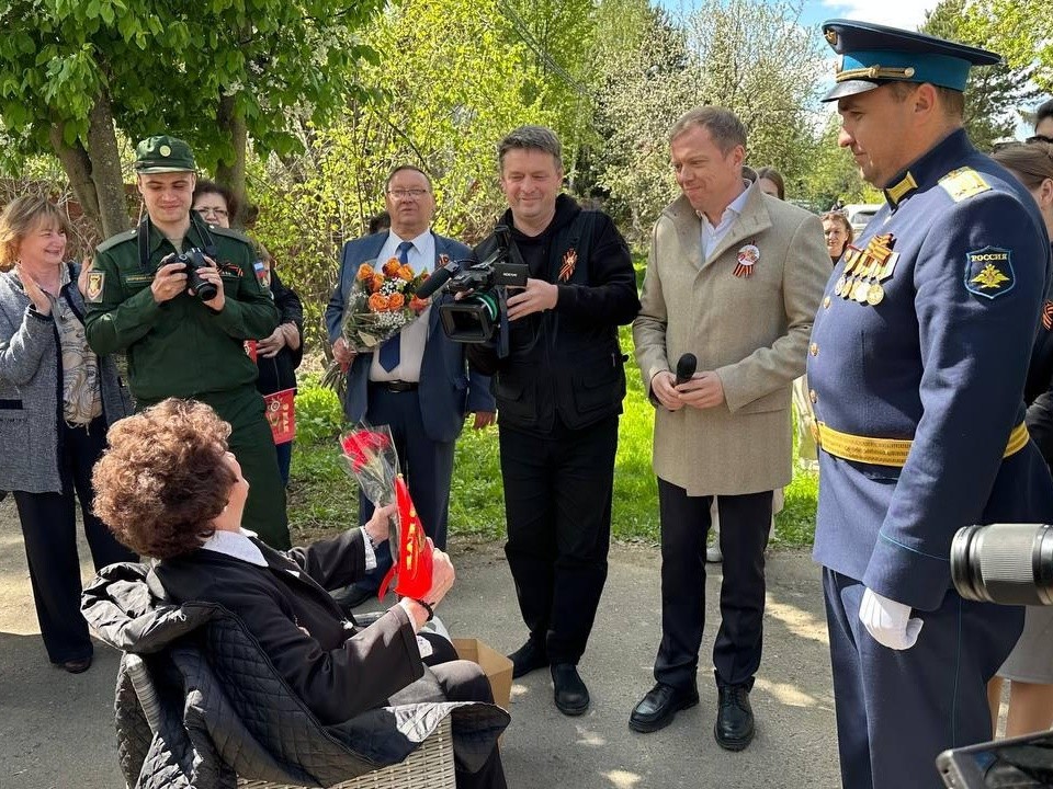 У дома ветерана Алиды Гарибовой прошел парад в честь 80-летия Победы