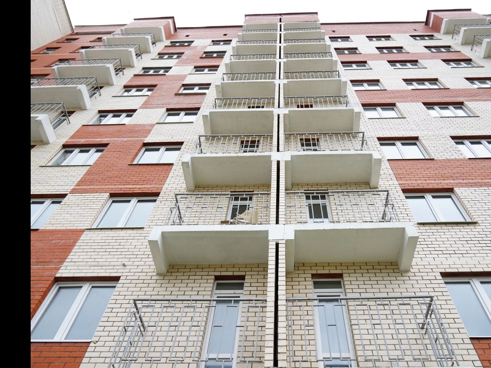 В мытищинской новостройке дети стали кидать игрушки из окон