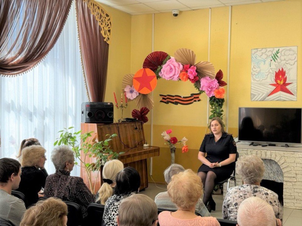 Полицейские Сергиева Посада учат пожилых граждан защищаться от мошенников