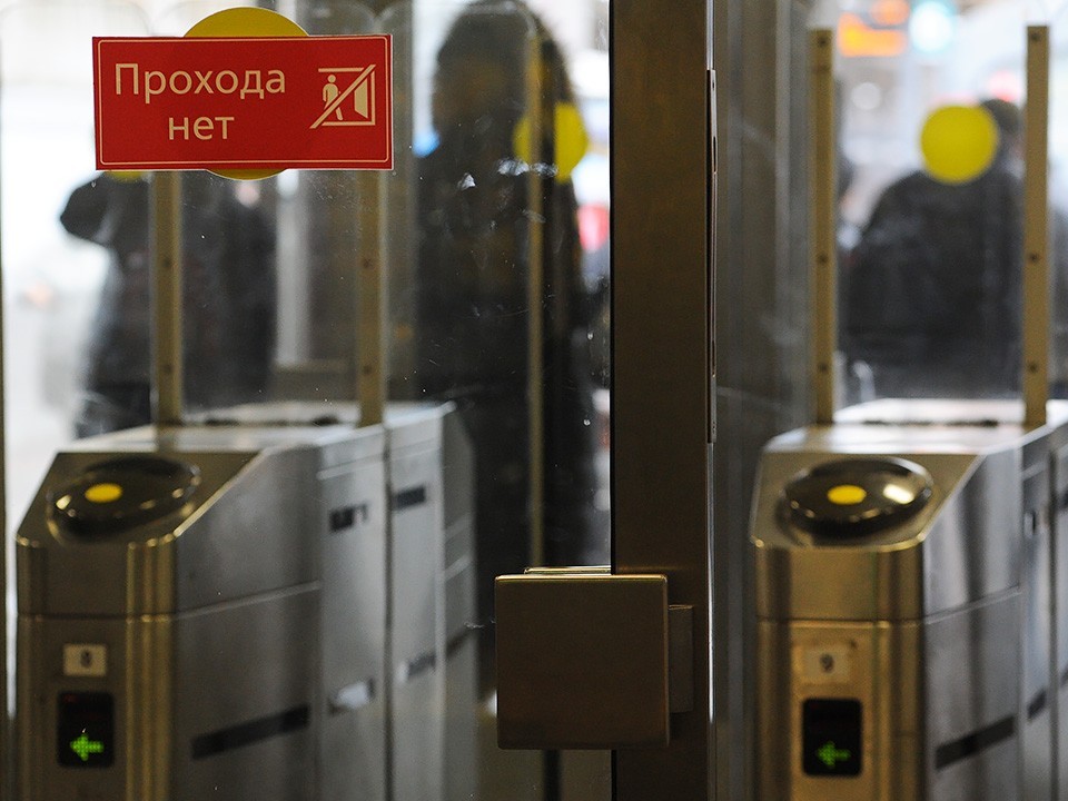 Попытка пройти без оплаты в метро закончилась уголовным делом