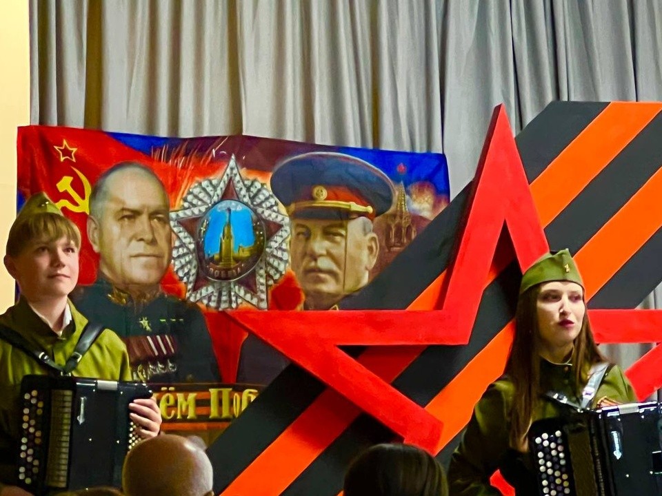 Студенты бронницкого ГУОР подпевали военным песням на концерте к Дню Победы