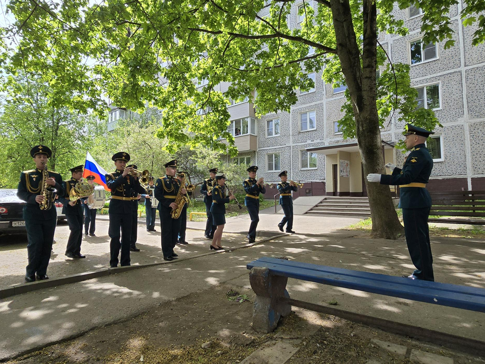 С оркестром под окнами поздравляют фронтовиков в Коломне