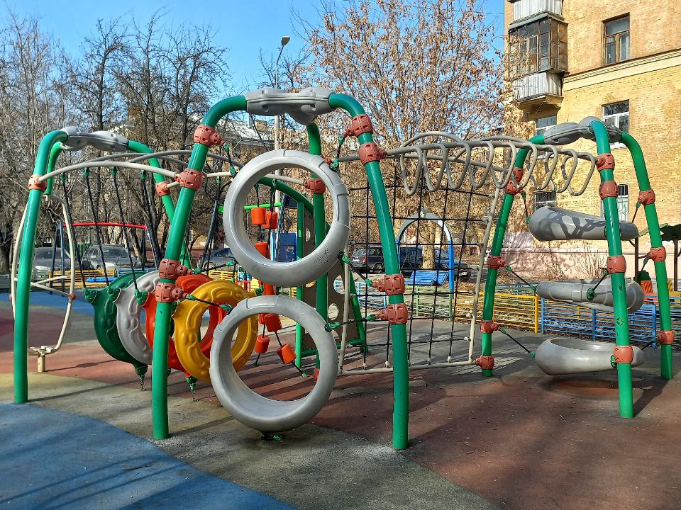 В Электростали отремонтировали сломанные элементы детских площадок