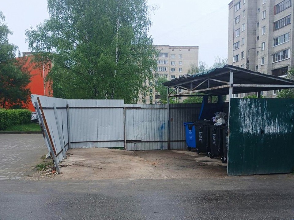 Мусорную площадку в Белоозерском завалили матрасами