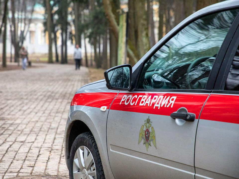 Пьяный мужчина взломал дверь и заснул в чужом доме в поселке Запрудня