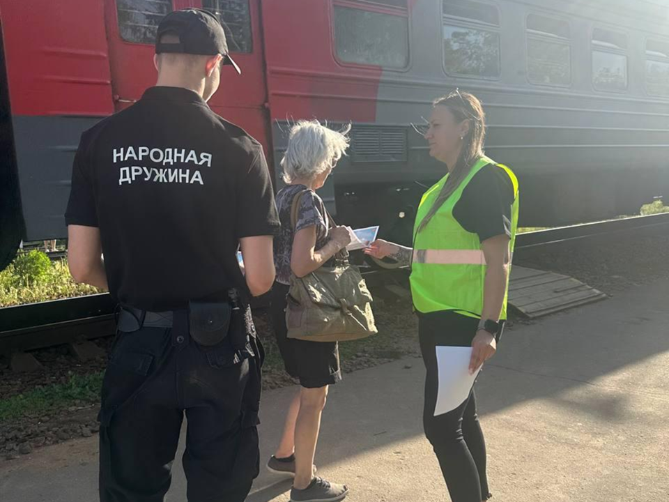 На станции Истра раздали 100 листовок с правилами поведения у железной дороги