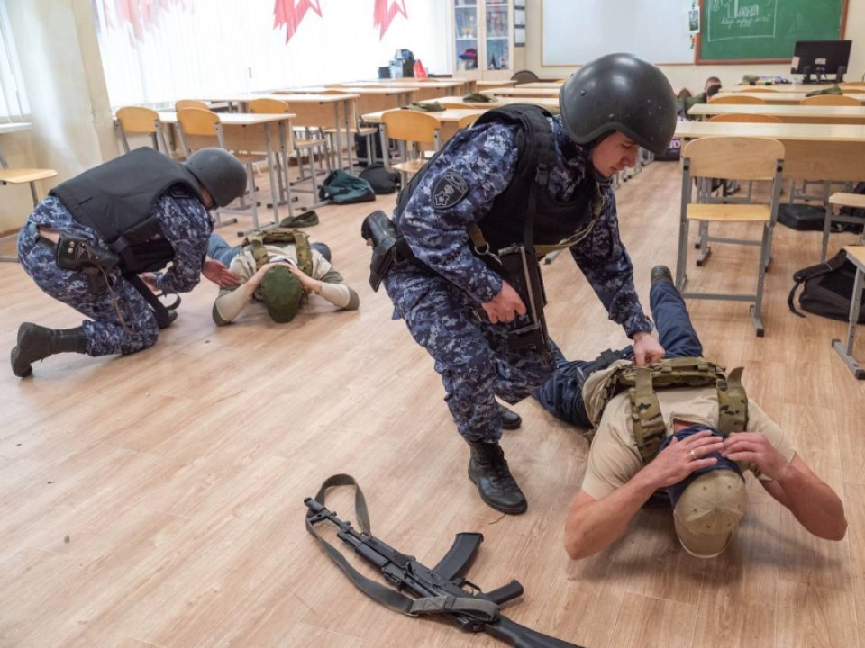 В школе Реутова прошли учения Росгвардии по освобождению заложников