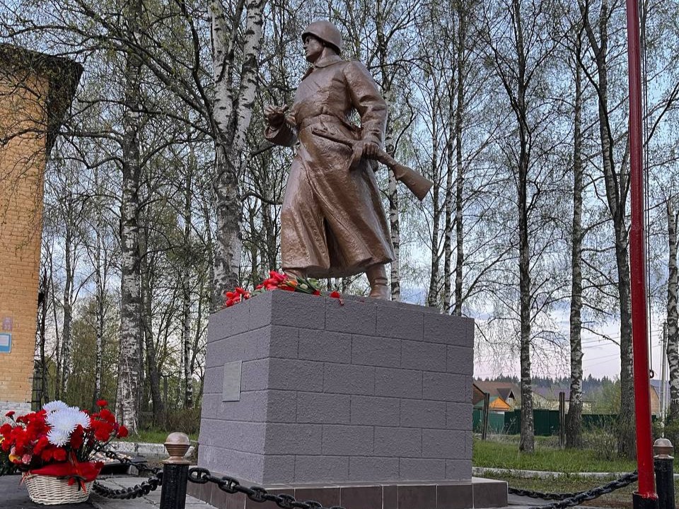 В квартале Наташино открыли новую площадку клуба и памятник Советскому солдату