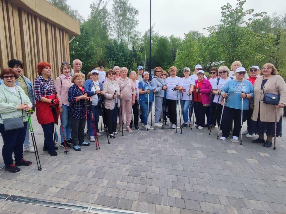 Более 100 пенсионеров Мытищ отметили день скандинавской ходьбы