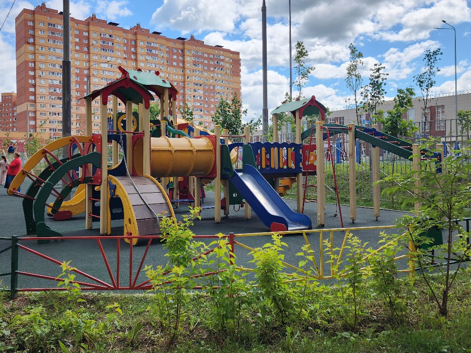 В Звенигороде летом отремонтируют площадки, которые дети закатали до дыр
