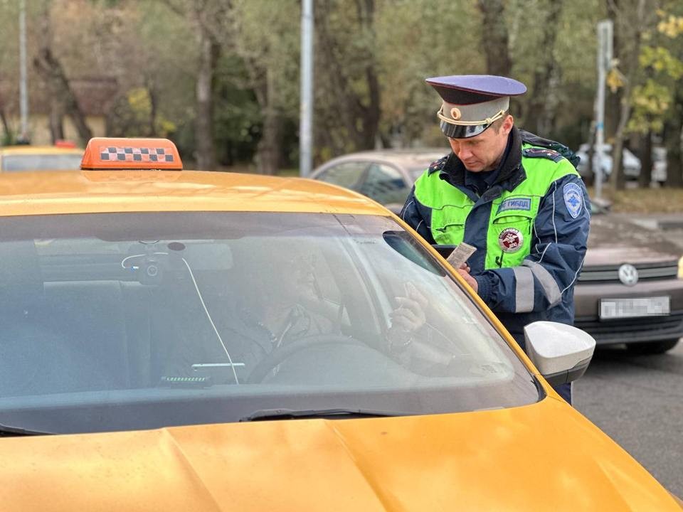 Автоинспекторы выловят в Лотошине таксистов-нелегалов