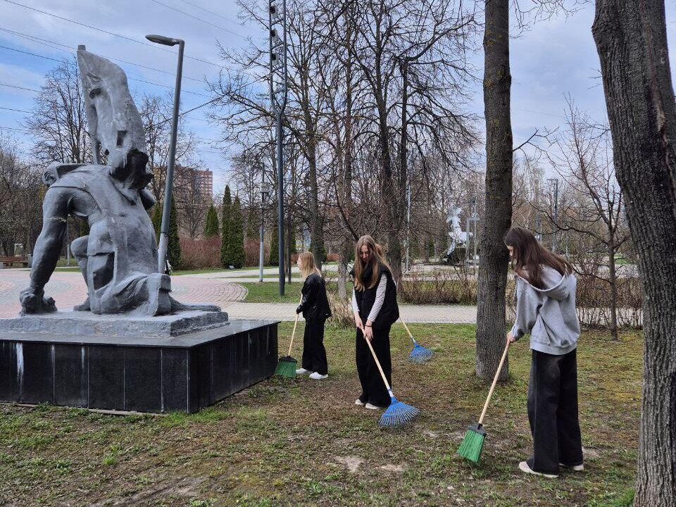 «Наследники Победы» из Химок привели в порядок мемориал ВОВ