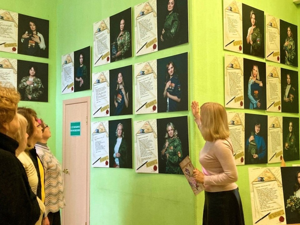 Жена Героя: в Клину открылась выставка о женщинах, чьи мужья служат на СВО