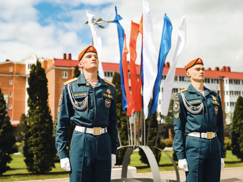 Власти Химок поздравили курсантов Академии МЧС России