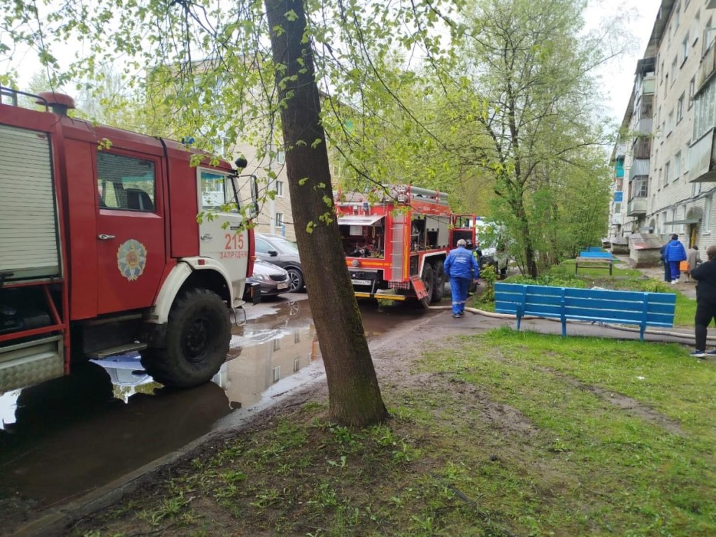 Пожарные спасли троих человек из горящей квартиры в Запрудне
