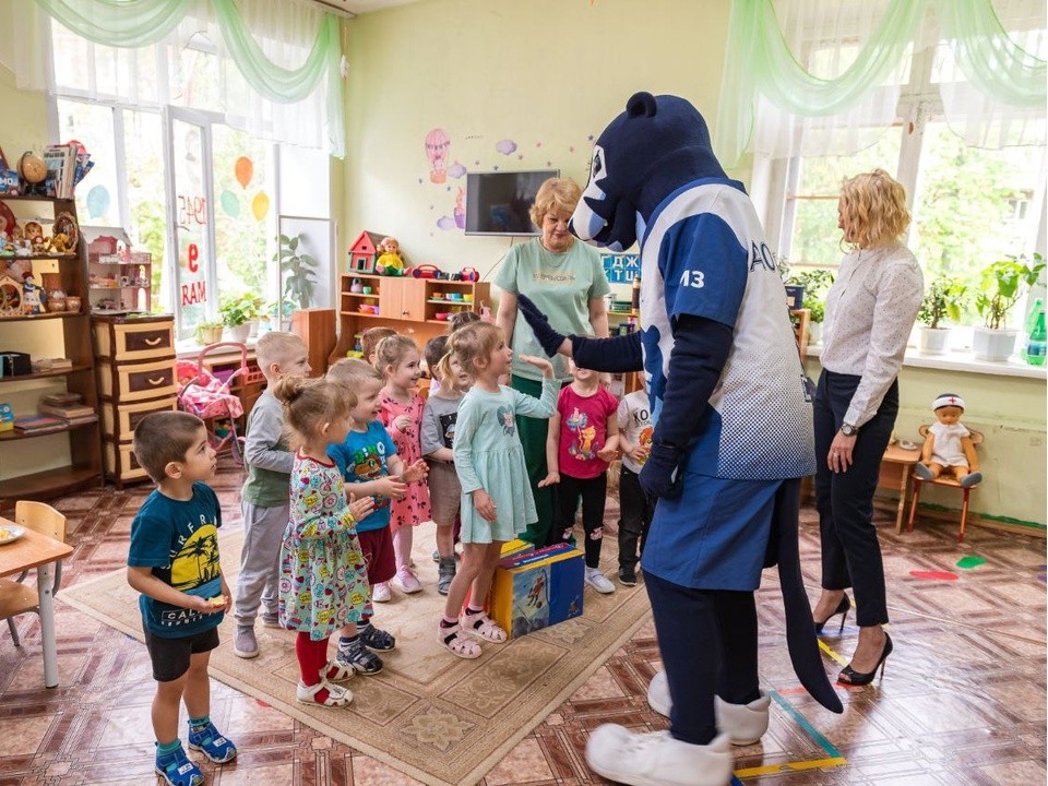 Демиховский завод подарил специальные тактильные книги детям с нарушениями зрения