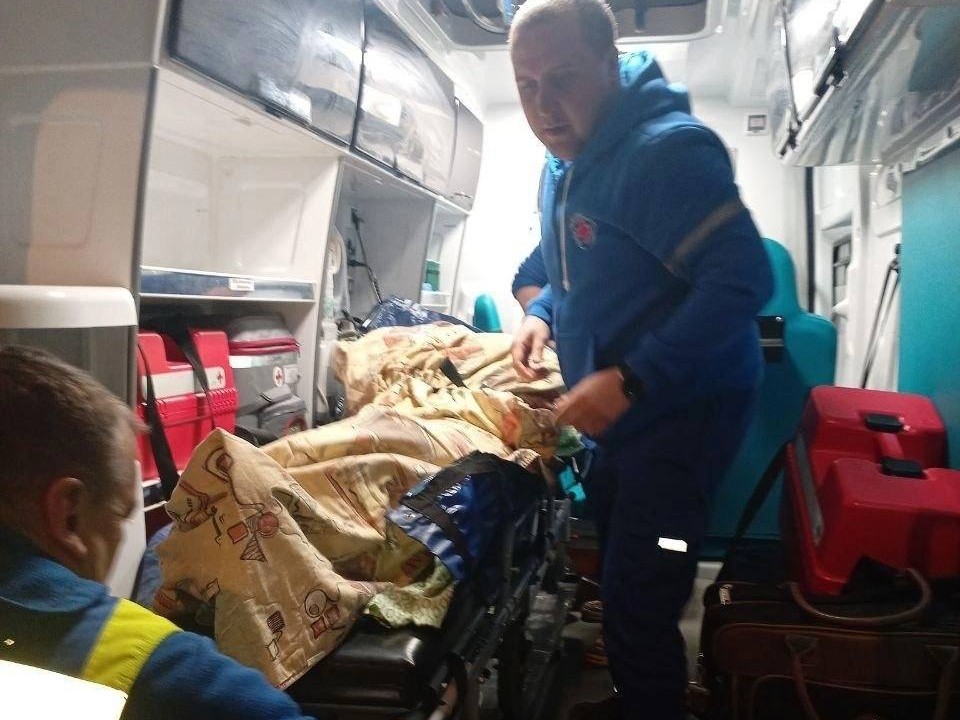Спасатели помогли медикам перенести пациента в машину скорой помощи в Солнечногорске