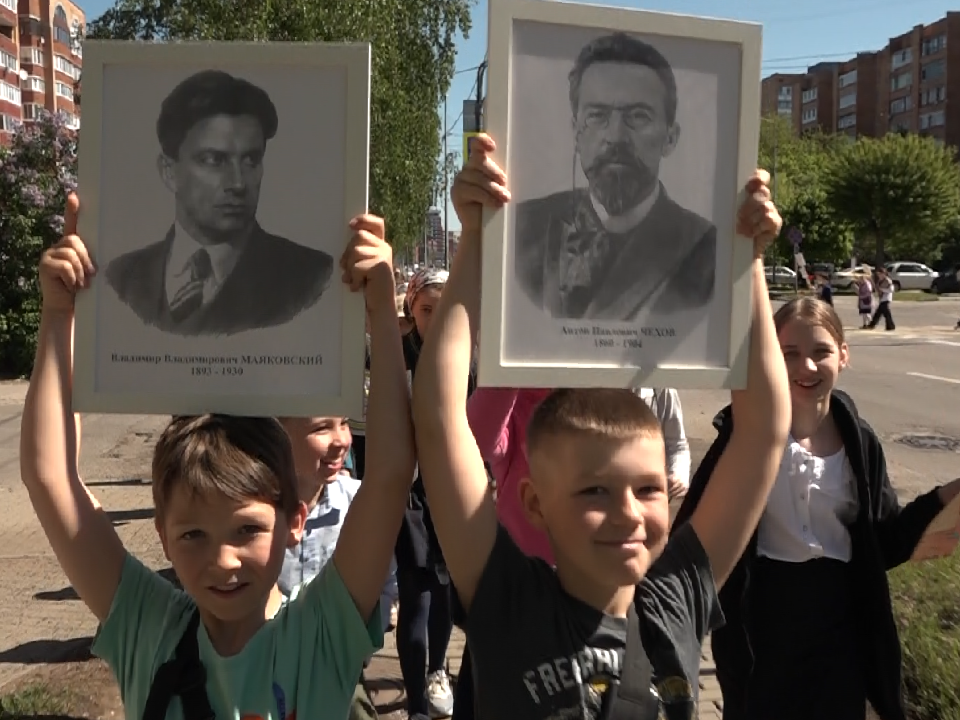 Школьники пронесли портреты русских классиков во время крестного хода в Дубне