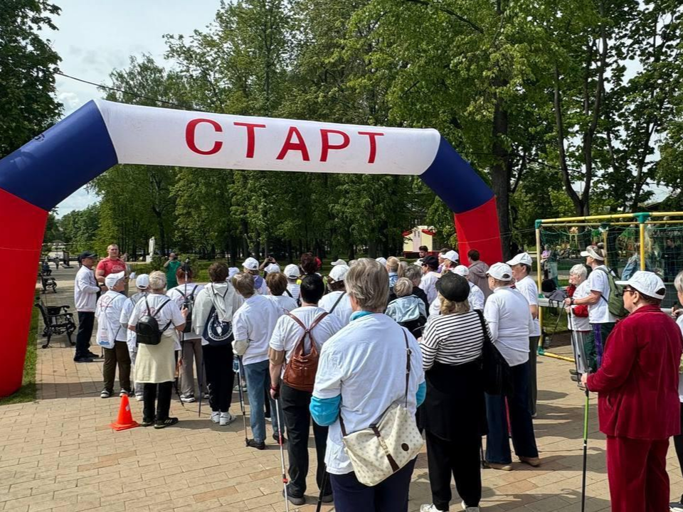 Дзержинские пенсионеры успешно преодолевают километры скандинавской ходьбой