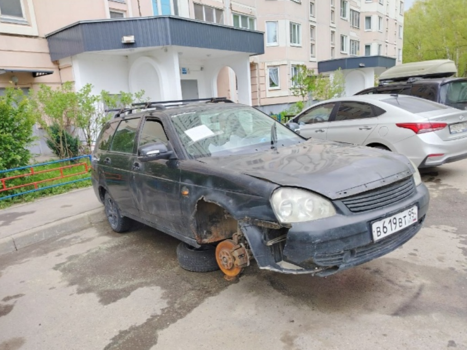 Хозяев брошенных машин в Губернском просят убрать свое имущество