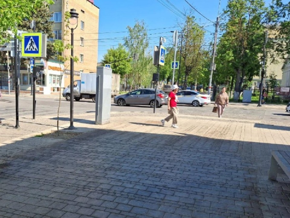В центре Звенигорода отмыли тротуар, который облюбовали голуби