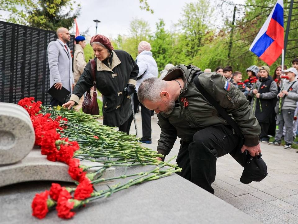 Сотни красных гвоздик возложили мытищинцы к монументу в парке Ветеранов