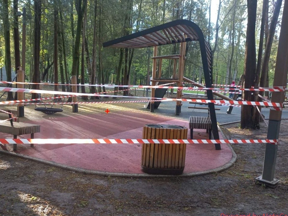 Поврежденный ветром навес отремонтируют в ближайшее время в Беличьем парке