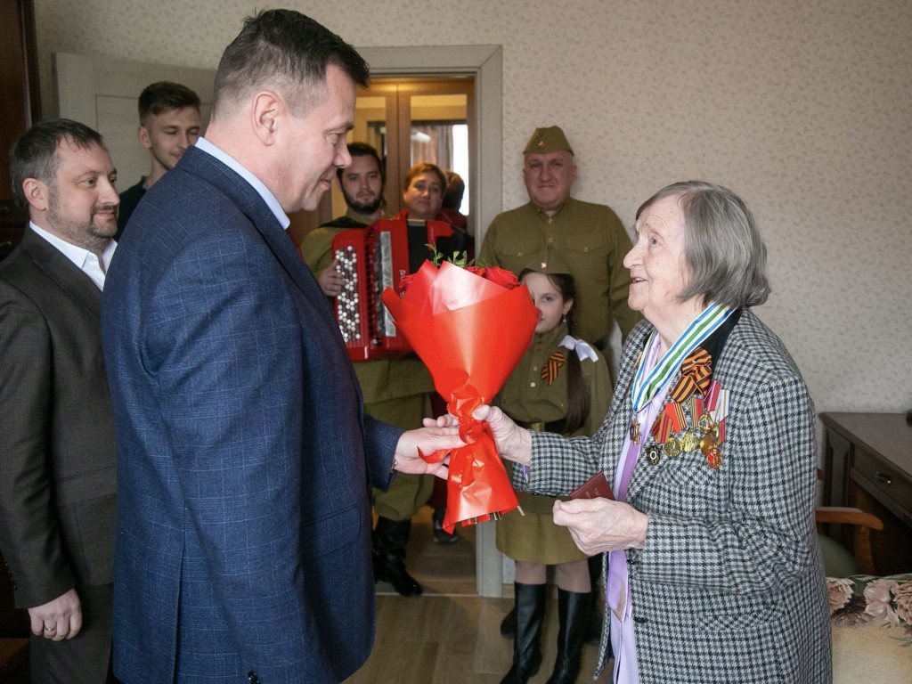 Власти Коломны вручили знак «Почетный гражданин» ветерану Зинаиде Козиной