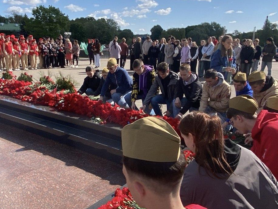 Молодежная делегация из округа приняла участие в автобусной акции памяти городов-побратимов