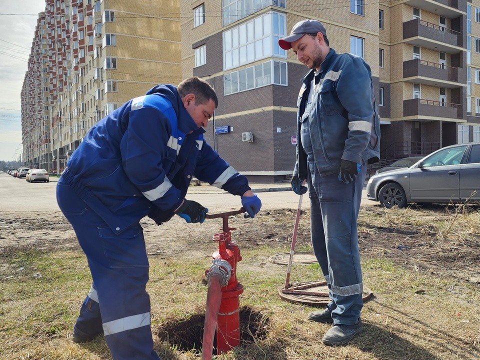 Коммунальщики промоют водопровод на трех улицах Клина
