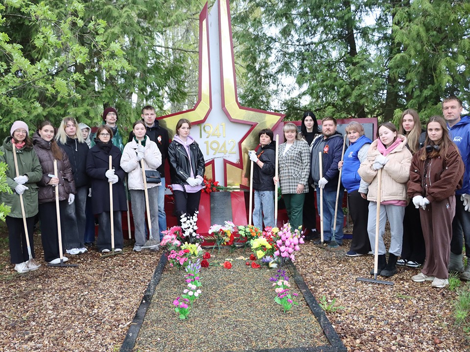 В Калицине навели порядок на мемориале героям Великой Отечественной войны