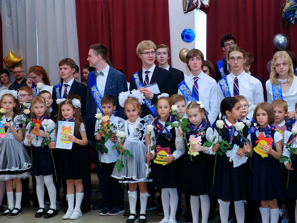 «Аэропорт» взрослой жизни и танец маленьких утят: как прошли последние звонки в Долгопрудном