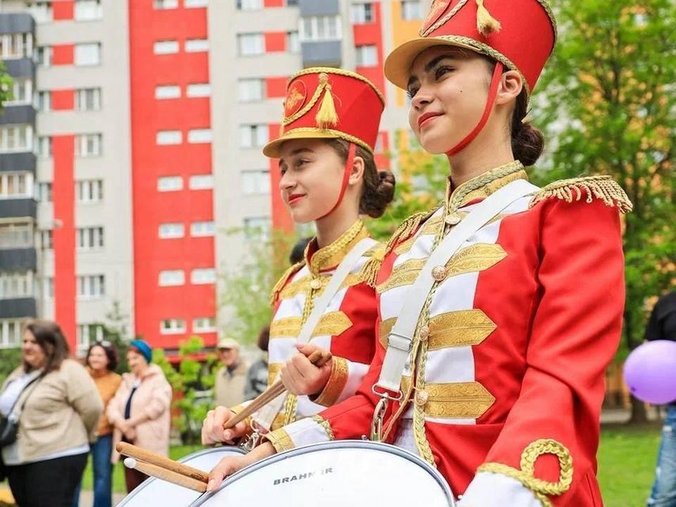 Жители Мытищ собрали соседей на праздник по случаю открытия мурала