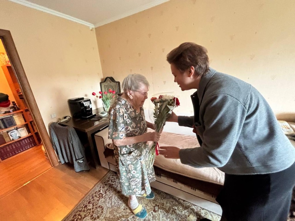 Ветерана медицины Лидию Ионову поздравили со 100-летием в Ногинске