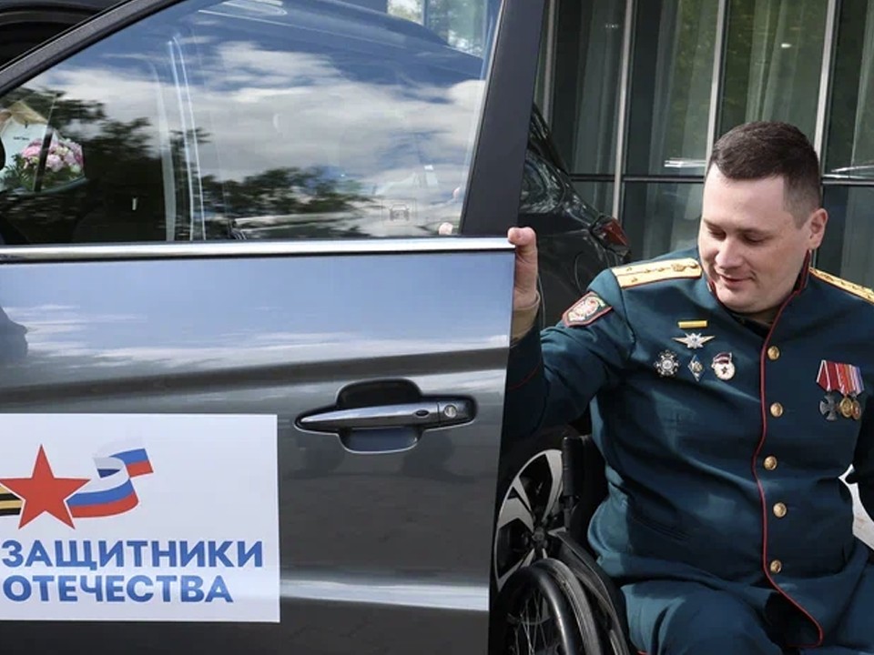 «Вернуться к активной жизни»: Андрей Воробьев и Анна  Цивилева передали ветеранам СВО автомобили с ручным управлением