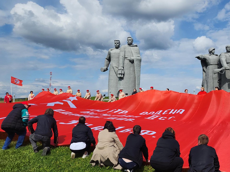 На мемориале под Волоколамском развернули Знамя Победы