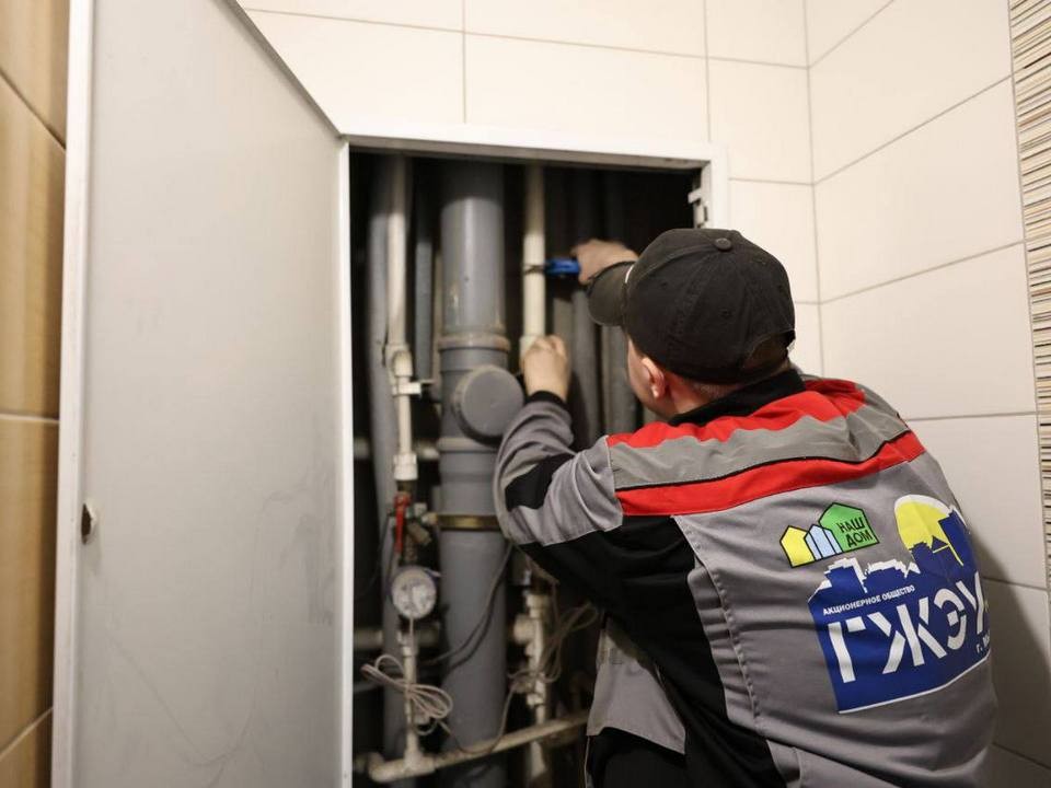 Рабочие локально заменили стояки горячей воды в 91 квартире в домах на Борисовке