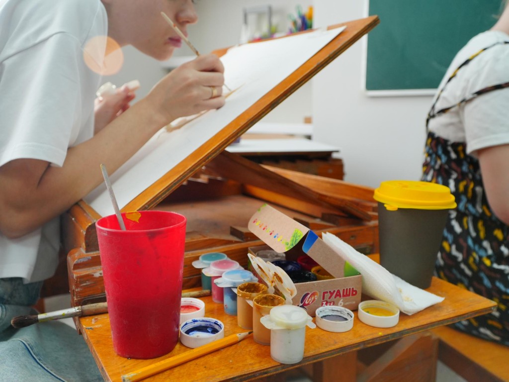 Школьники Электростали нарисовали портреты участника СВО на патриотической акции