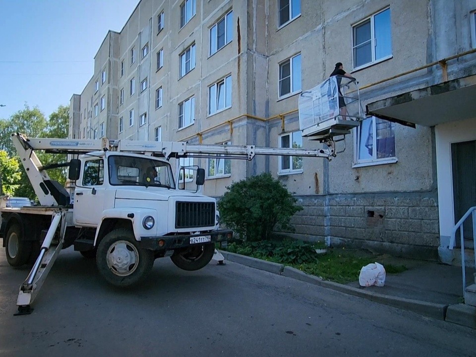 Коммунальщики Бронниц красят газовые трубы в Садовом проезде