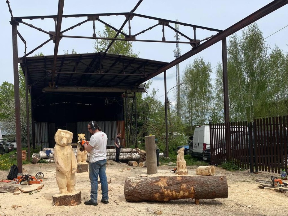 Богородских медведей вырезали из дерева на фестивале промыслов
