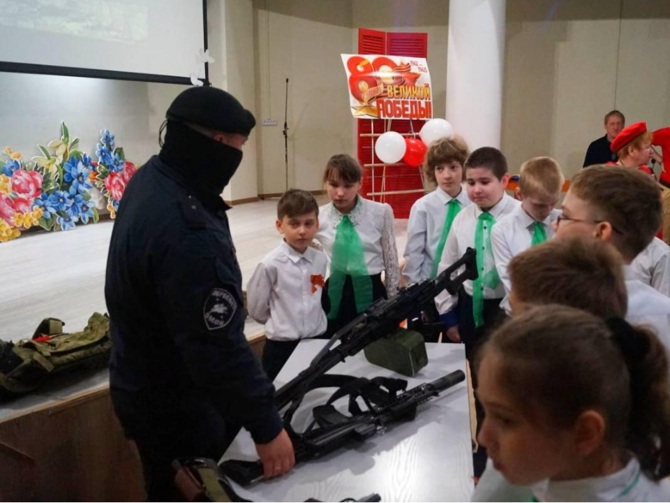 Урок мужества для школьников провели бойцы ОМОН «Пересвет»