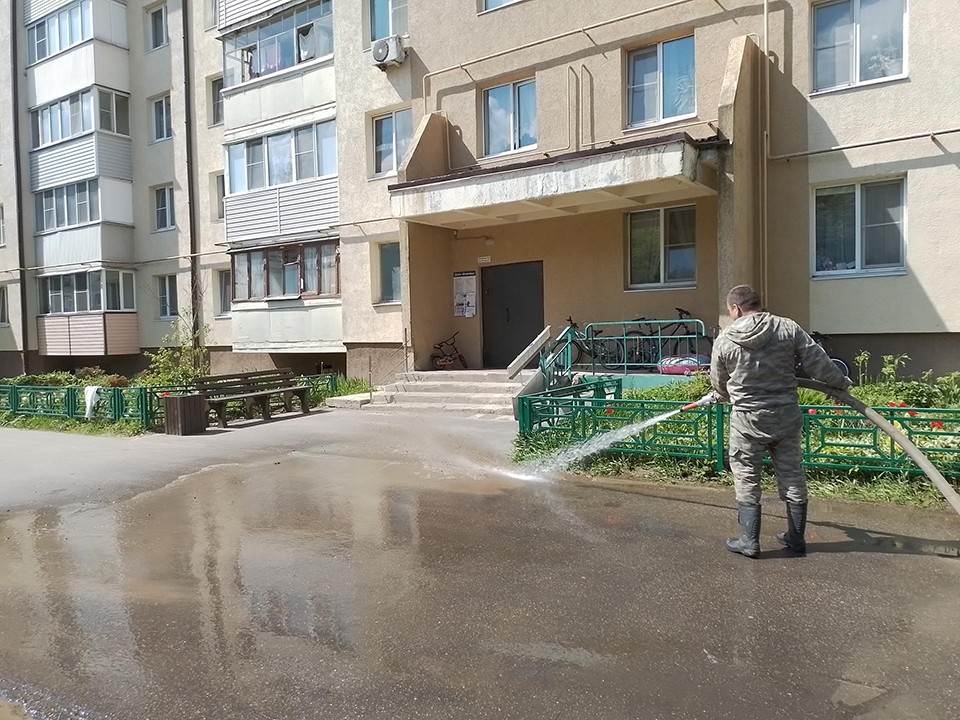В Восходе провели влажную уборку во дворе пятиэтажки