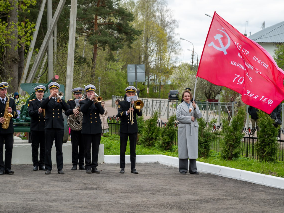 Знамя Победы подняли над Обелиском Славы в Вербилках