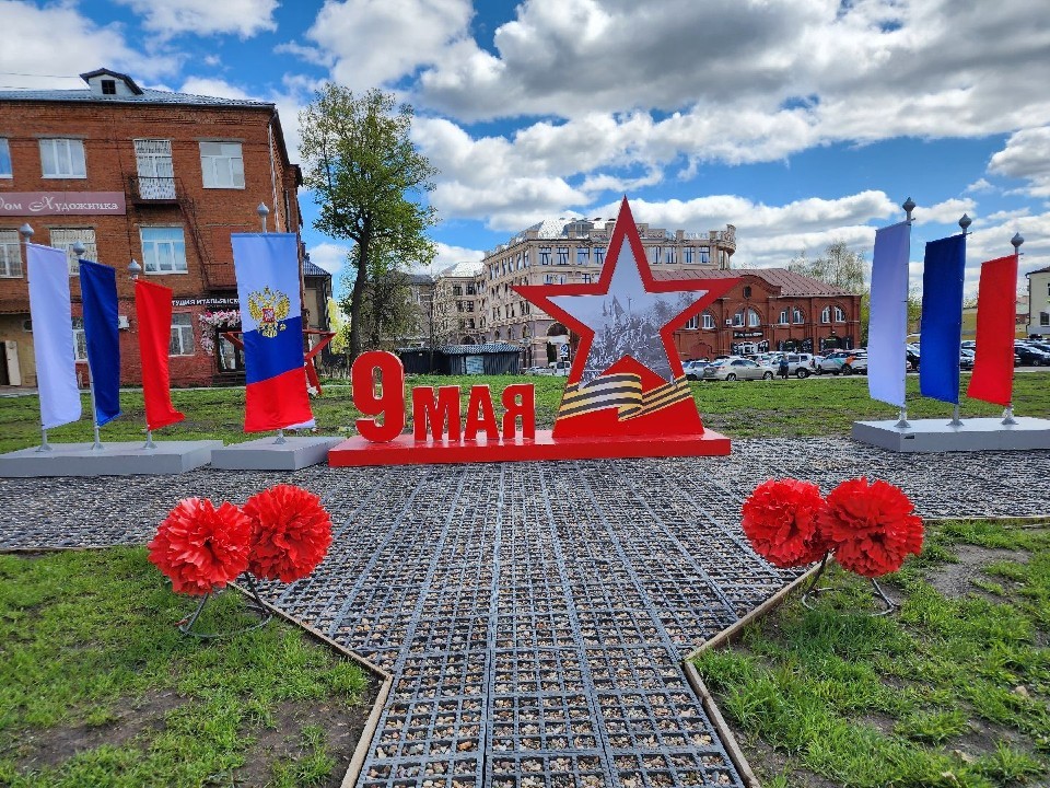 Звезда с архивным фото 1945 года украсила центральную улицу Сергиева Посада
