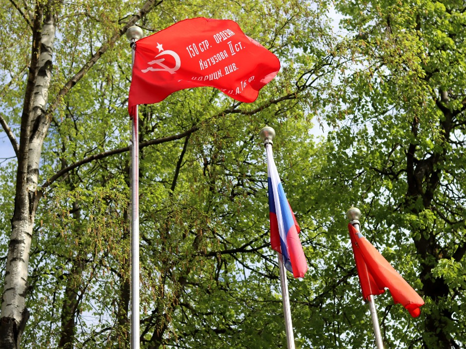 Копию Знамени Победы подняли над коломенским университетом