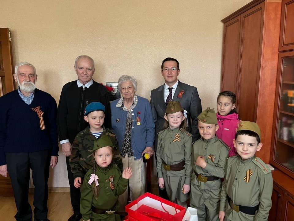Депутат Мособлдумы поздравил 102-летнюю жительницу Балашихи с Днем Победы
