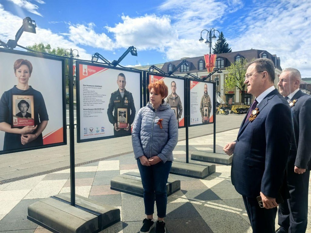 Глава Богородского округа посетил патриотическую фотовыставку на Фонтанной площади